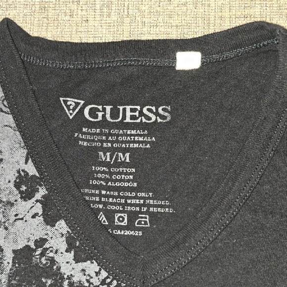 Guess Black and White Short Sleeve Tee Urban Style - Picture 2 of 5